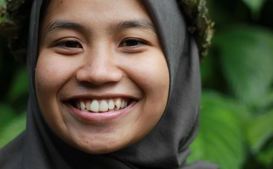 An Indonesian nanny in Abu Dhabi smiling